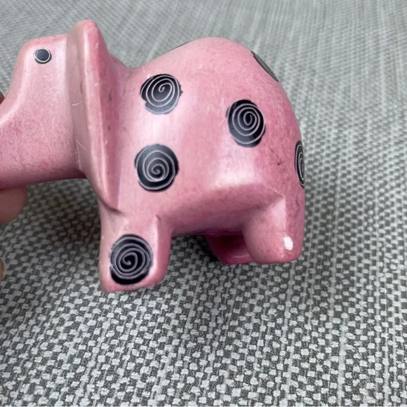 Carved Soapstone Pink Elephant Kisii Kenya Africa Figurine 2" tall Black Swirls - Picture 7 of 9